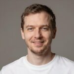 Портрет довольного клиента Andi, использующего услуги онлайн-казино Dua Puluh Tiga Perak в Индонезии